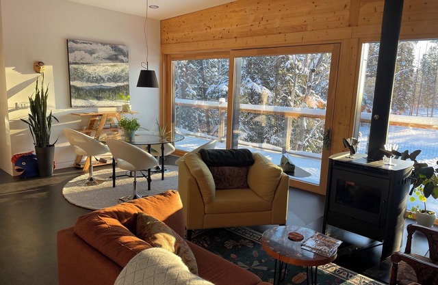Land Haus by the Yukon River, Escape to Serenity: