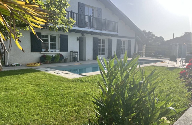 Landaise house between beach and forest