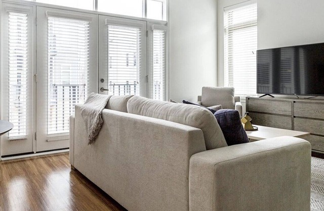Landing at Avenue 80 - Studio in Colonial Village