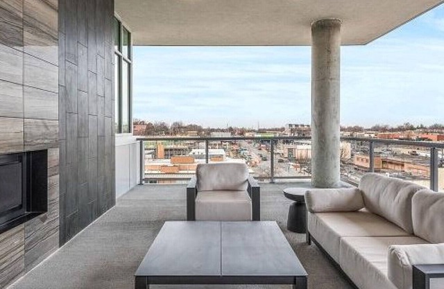 Landing at Avenue 80 - Studio in Colonial Village