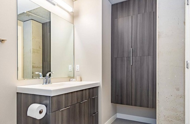 Landing at North End - Studio in Lower East Side