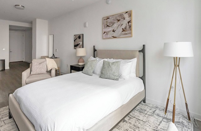 Landing | Beautiful Studio, Pool, Gym