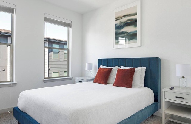 Landing | Chic 1BD, Pool, Clubhouse