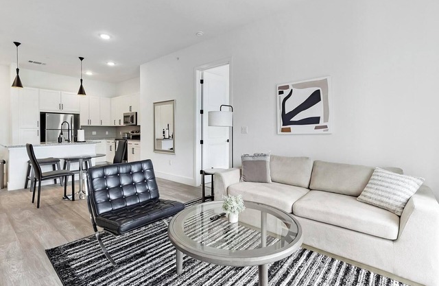 Landing | Chic 2BD, Gym