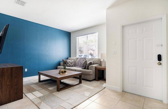 Landing | Chic 3BD, Pool