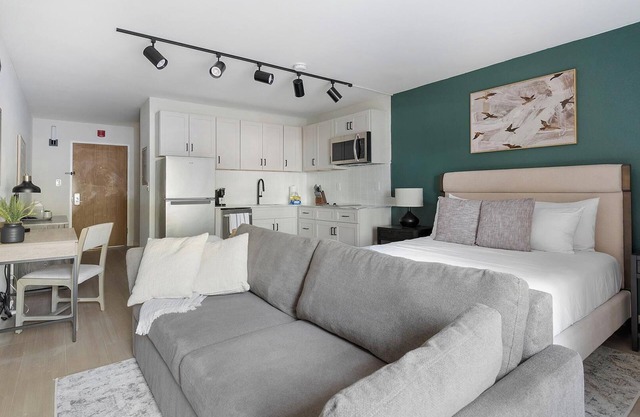 Landing | Chic Studio, Pool, Gym