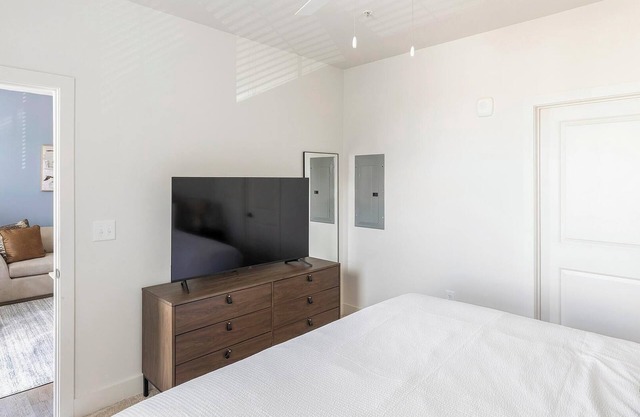 Landing | Incredible 1BD, Pool, Gym