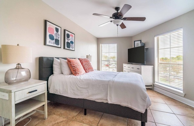 Landing | Modern 2BD, Pool, Gym