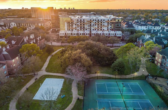 Landing | Stunning 2BD, Gym, Tennis Court