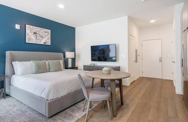 Landing | Stylish Studio, Pool, Gym