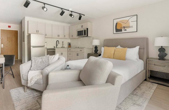 Landing | Stylish Studio, Pool, Gym