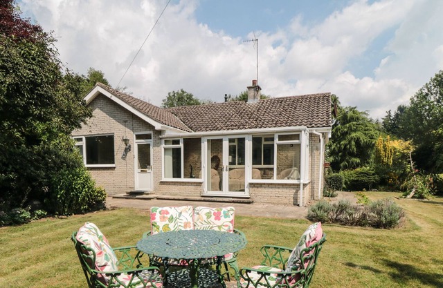 LANE END, family friendly, with a garden in Nawton