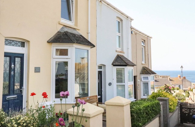 LANGHAM COTTAGE, pet friendly, with open fire in Fortuneswell
