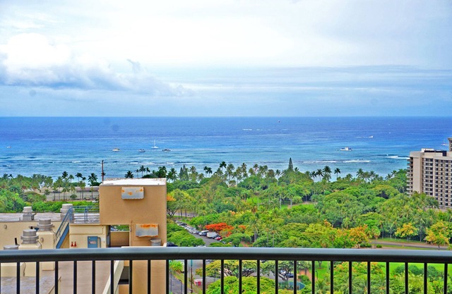 Lanikea at Waikiki - Luxury 2BR Suite Ocean & Park View