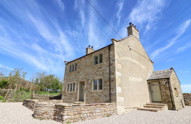LANSHAW HOUSE, family friendly, with open fire in High Bentham