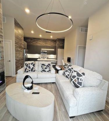 Large 2 bedroom with Pool and Hot Tub