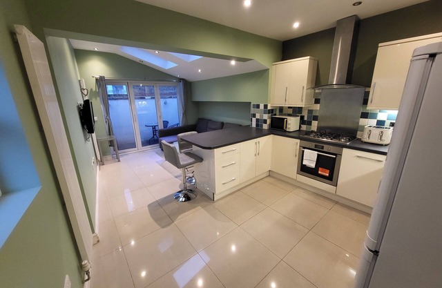Large 4 Bedroom House In Central London