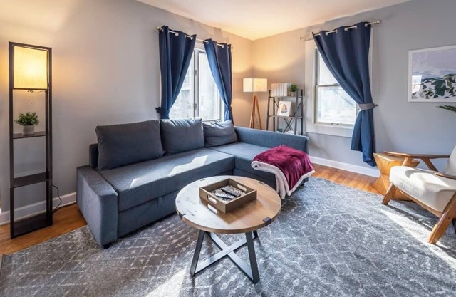 Large 4BR Home, Walk to Downtown A2