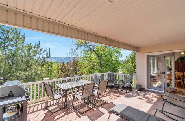 Large 5 bed/4 bath above Jordan River SLC with Amazing Views.