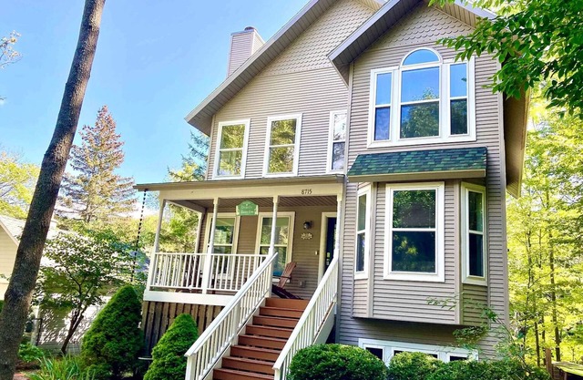 Large 5 Bedroom Sleeping Bear Home w/Big Glen Lake access across the street