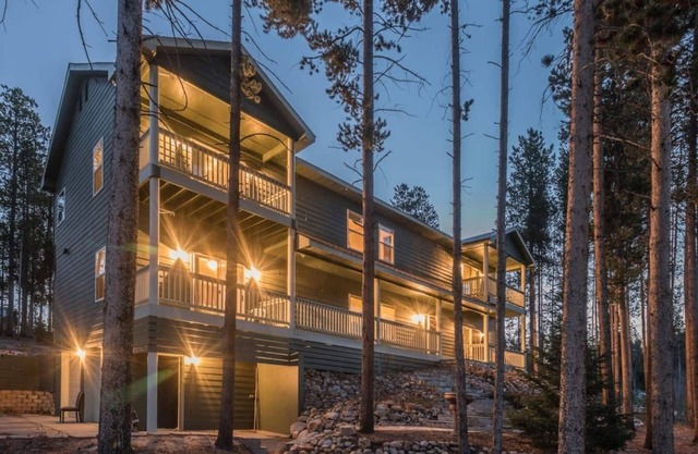 Large 7 Bedroom Home, Mountain Setting, 3 family rooms, Hot Tub.