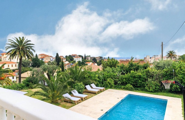 Large 7 bedroom villa, close to the beach & centre - sea view and bay of Cannes