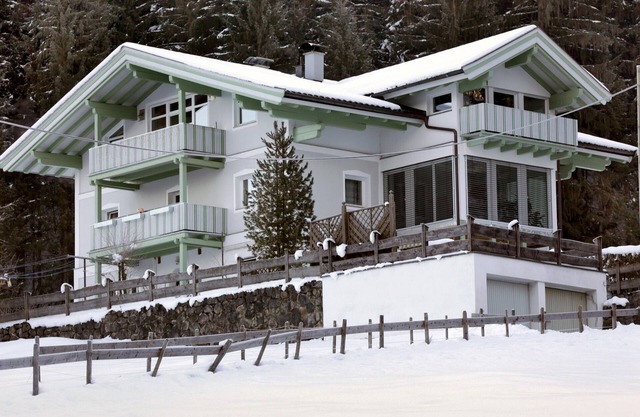 Large apartment near the ski bus