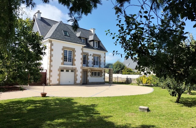 Large and beautiful house close to beaches and shops