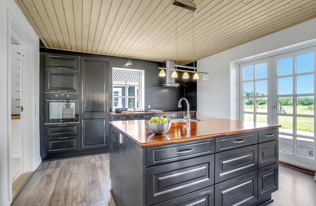 Large and beautifully situated vacation home with large garden and whirlpool bath.