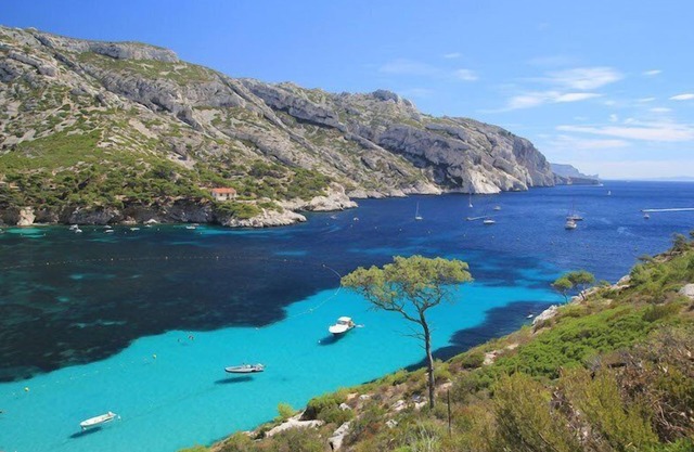 Large apartment near departure of Calanques