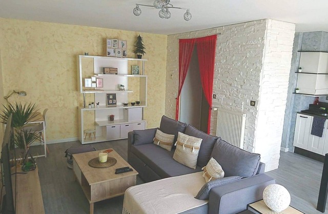 Large apartment T2, quiet, near Lyon, balcony parking and transport