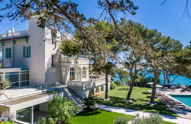 Large beachfront property with hotel services