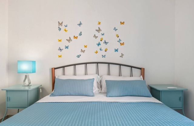 Large, bright and well-kept apartment on the third floor of a building near the Maggiore Hospital. The historic center is easily accessible by public transport.The apartment, ideal for 5 people, is fully equipped and has 24h WiFi, A/C and heating. It r