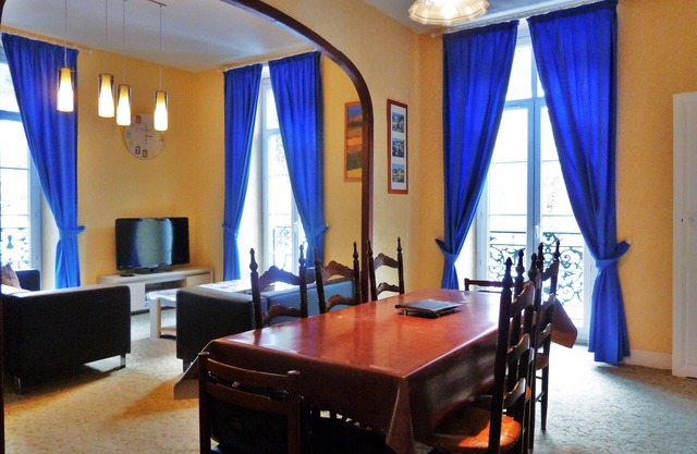 Large bright apartment, 3 bedrooms, sleeps 8 100m2