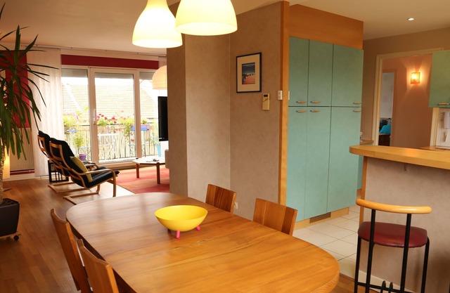 Large bright and quiet apartment, private parking, near Nancy center