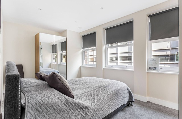 Large Bright One Bedroom Apartment, 5 Minutes Walk From Ealing Broadway Station!