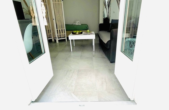 Large, bright studio with terrace in the heart of Nice
