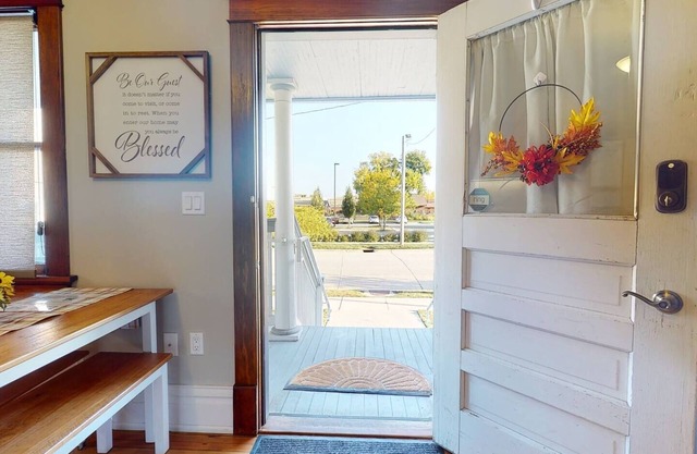 Large bungalow in heart of Newbo. Pets welcome. ADA friendly - Excellent Location