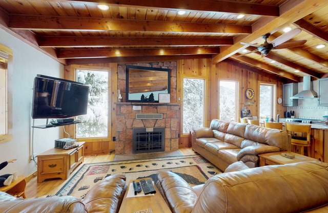 Large cabin with jetted tub, close to the gazebo, town plaza & hiking trails