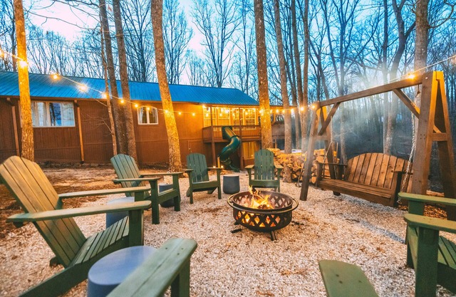 Large cabin-Game Room,Hot tub,Kid Friendly