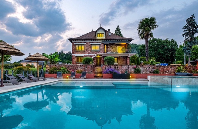 large capacity cottage with heated infinity pool and Jacuzzi