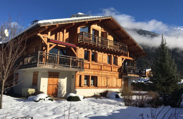 Large Chalet with garden, 5 bedrooms, mountain view, near Samoens center