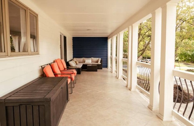 Large Colonial - Minutes from City!
