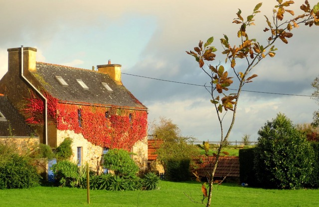Large comfortable seaside cottage sleeping 10 on Brittanys northern coast