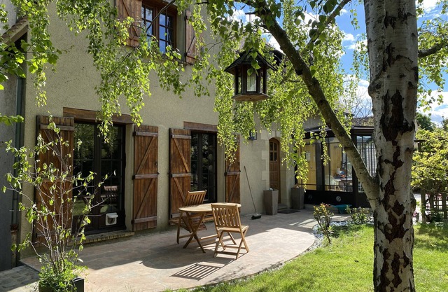 Large country house in Paris. Jacuzzi/3D massage chair/home cinema