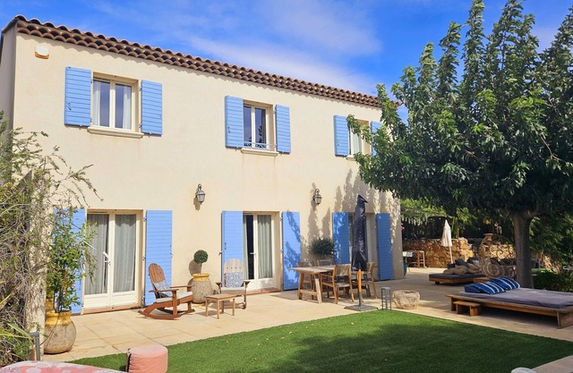 Large country house with swimming pool, SPA, terrace, garden, WIFI access 5 min from Sanary