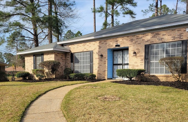 Large Cozy 4 bedroom home sleeps 8 w/heated pool