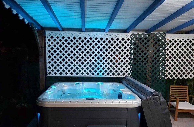 Large Creole cottage with jacuzzi in Sainte-Anne Guadeloupe