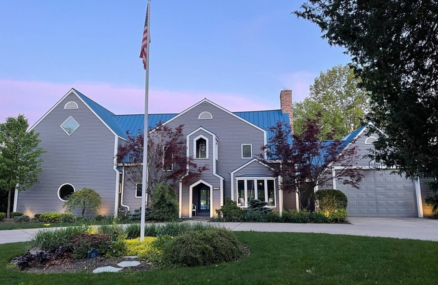 Large Custom Home with firetable, river access, Smart TV's, yard games and more