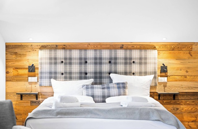 Large Deluxe Suite | Pool & Sauna and mountain view